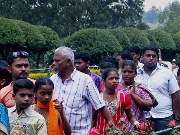 முடங்கிய சுற்றுலா பயணிகள்
