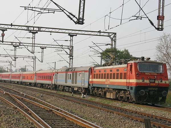 Unidentified suitcase creates tension in train Unidentified suitcase creates tension in train