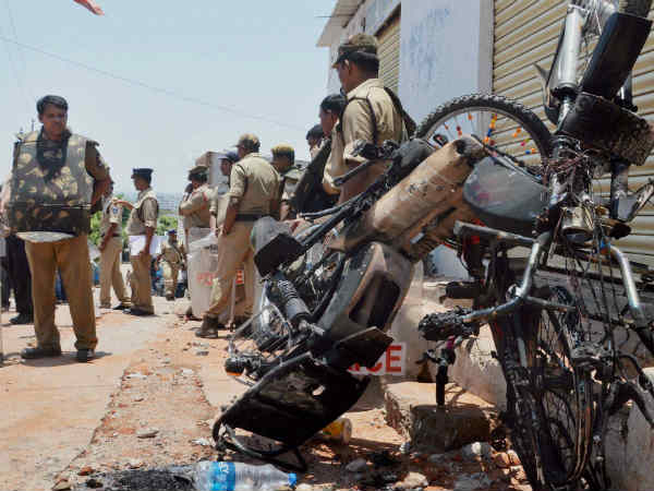 Communal clashes between Sikhs and Muslims in Hyderabad, 4 killed in police firing Communal clashes between Sikhs and Muslims in Hyderabad, 4 killed in police firing