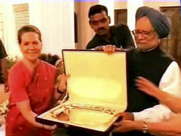 Sonia Gandhi hosts farewell party for PM Manmohan Singh, Rahul skips dinner Sonia Gandhi hosts farewell party for PM Manmohan Singh, Rahul skips dinner