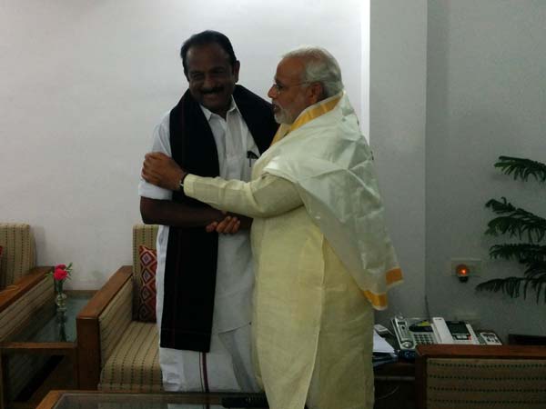 அணைத்த மோடி