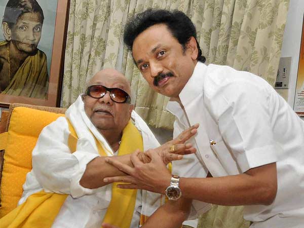 மாவட்ட செயலாளர்கள் ராஜினாமா