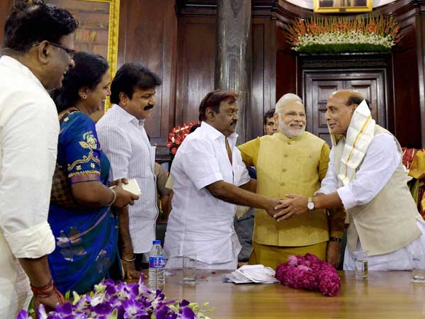 மத்திய ஹாலில் ஒரு உணர்ச்சிப் பெருக்கு