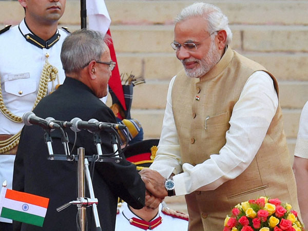 /img/2014/05/26-presidentpranabmukherjeegreetsprimeministernarendramodi-600.jpg