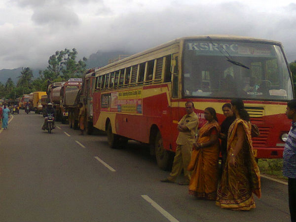 அணிவகுத்த வாகனங்கள்