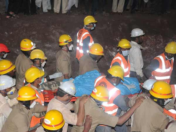 4-year-old girl falls into borewell, dies after 50 hours 4-year-old girl falls into borewell, dies after 50 hours