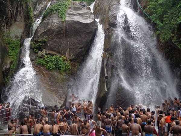 கொட்டும் அருவி நீர்
