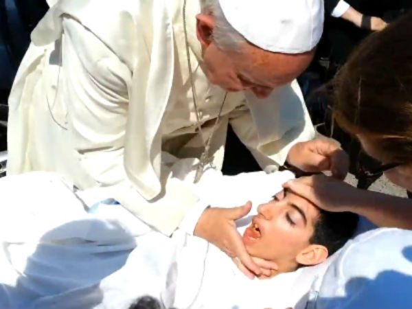 He’s at it again! Pope Francis pulls over his car to bless disabled woman lying on a stretcher by the road He’s at it again! Pope Francis pulls over his car to bless disabled woman lying on a stretcher by the road