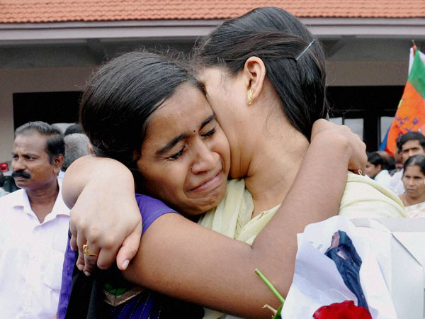 3 சகோதரிகளில் நாடு திரும்பிய இரட்டையர்.. வர மறுத்த ஒருவர்... கடனை அடைக்க தங்குவதாக உருக்கம்!
