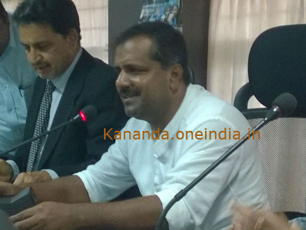 Karnataka minister UT Haider gives his car for accident victims, takes auto Karnataka minister UT Haider gives his car for accident victims, takes auto