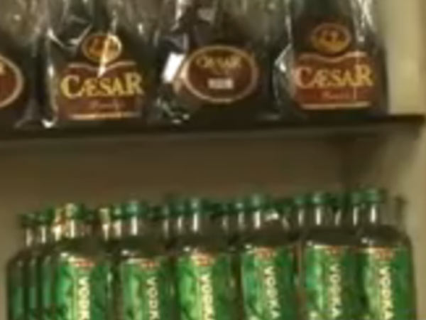 சரக்கு கடைகளில் பெண்கள் கியூ
