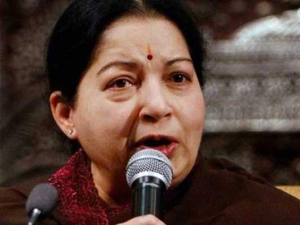 தேர்ந்தெடுக்கப்பட்ட அதிகாரிகளுக்கு மேடையில் பரிசு