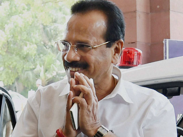 காரை வழிமறித்தனர்...