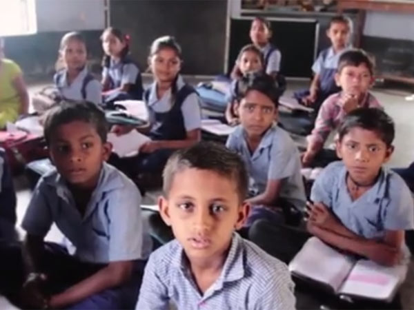 மாணவர்களுக்கு நோட்டுப் புத்தகம்
