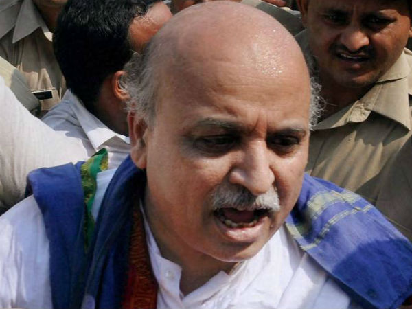 Politicos condemn Praveen Togadia's reminder of Muzaffarnagar riots to Muslims Politicos condemn Praveen Togadia's reminder of Muzaffarnagar riots to Muslims