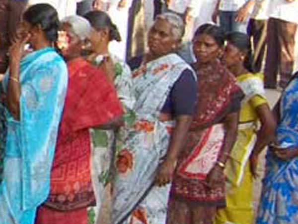 நீண்ட வரிசையில் மக்கள்: