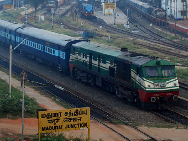 The vaigai express stuck with engine failure The vaigai express stuck with engine failure