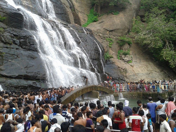 குவியும் பயணிகள்