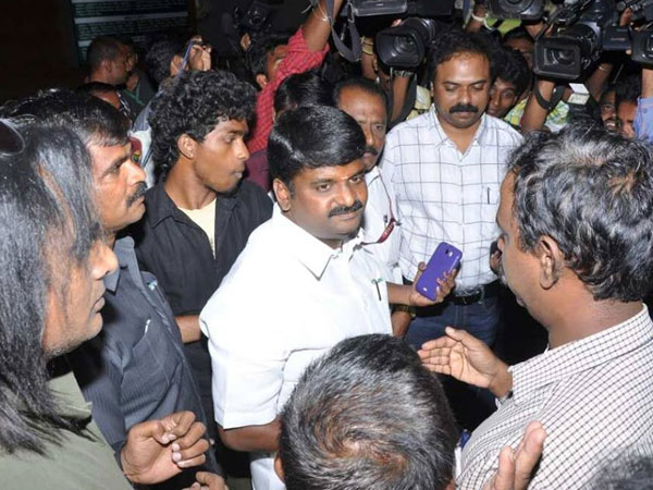 Journalists condemns minister Vijayabhaskar Journalists condemns minister Vijayabhaskar
