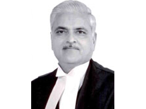 BJP, Cong lock horns over SC Justice Dave's 'Gita in Class I' remark BJP, Cong lock horns over SC Justice Dave's 'Gita in Class I' remark