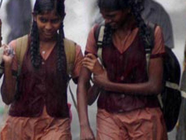 ஈர உடையுடன் மாணவிகள்...