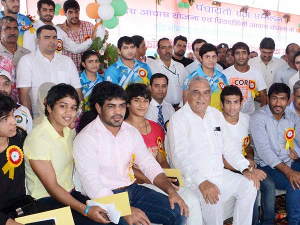 Haryana Chief Minister Bhupinder Singh Hooda awards empty envelopes to CWG winners Haryana Chief Minister Bhupinder Singh Hooda awards empty envelopes to CWG winners