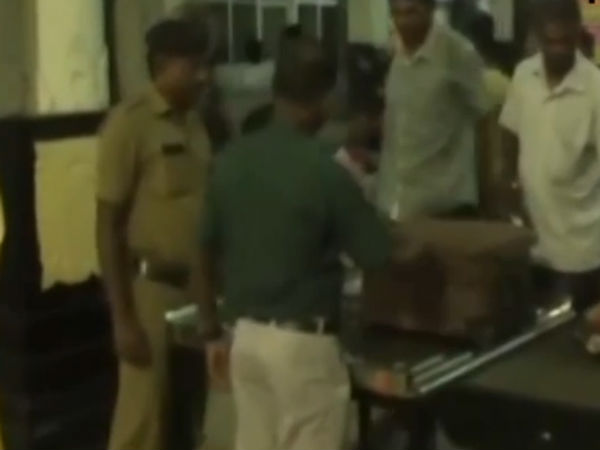 ரயில் நிலையத்தில்