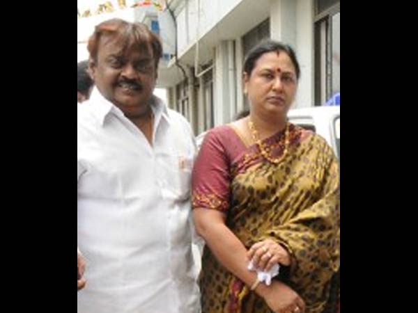 மனைவியுடன்