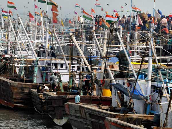 4 Fishermen rescue Road roko in Pamban bridge 4 Fishermen rescue Road roko in Pamban bridge