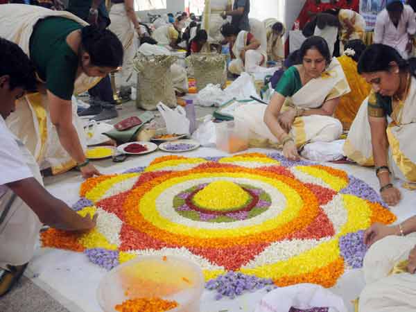 கேரளாவில் களைகட்டிய ஓணம் பண்டிகை: வாசல்களில் அத்தப்பூ கோல அலங்காரம்