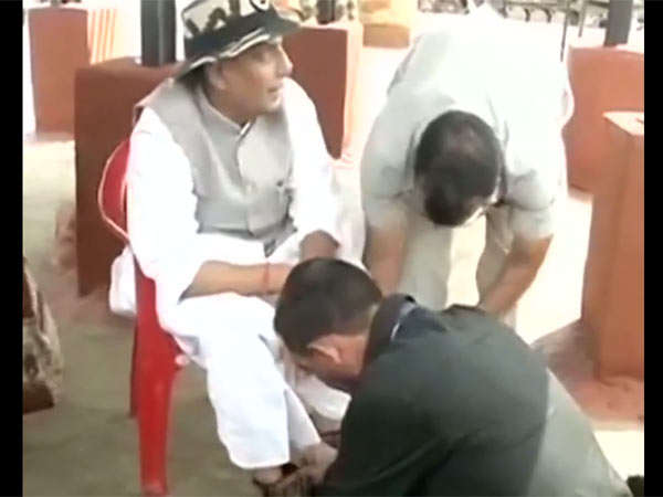 Army Jawan ties Rajnath's shoe laces Army Jawan ties Rajnath's shoe laces