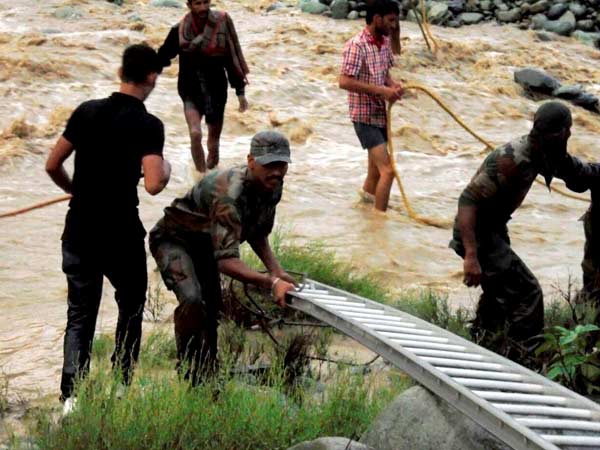 காஷ்மீர் வெள்ளம்: உயிரை கையில் பிடித்துக்கொண்டு காத்திருந்தோம்- வங்கி அதிகாரி கண்ணீர் பேட்டி