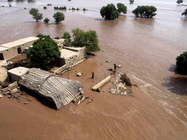 Jammu & Kashmir flood: Army men in search of loss weapons Jammu & Kashmir flood: Army men in search of loss weapons