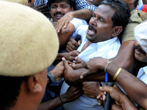 சிறையில் தள்ளு, முள்ளு