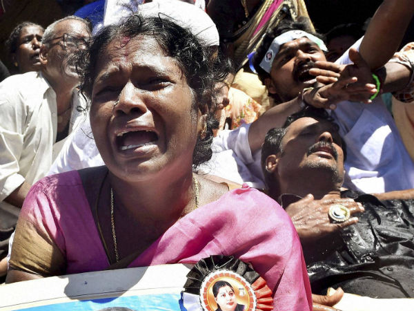 உற்சாகமிழந்த அதிமுகவினர்