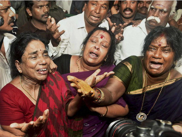 அனுதாபத்தை அம்போவாக்கும் அதிமுகவினர்