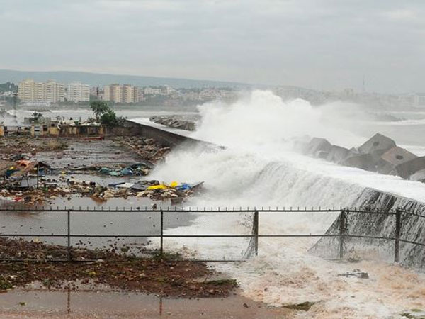 Hudhud Hits: Andhra, Odisha Cut Off as Trains, Flights Cancelled Hudhud Hits: Andhra, Odisha Cut Off as Trains, Flights Cancelled