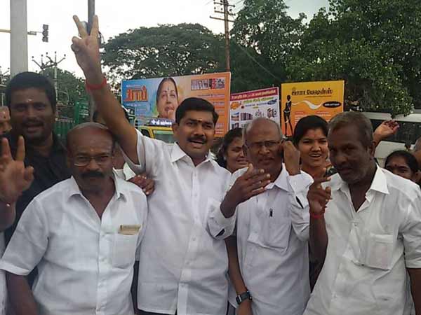 AIADMK men throng in ti poes garden AIADMK men throng in ti poes garden