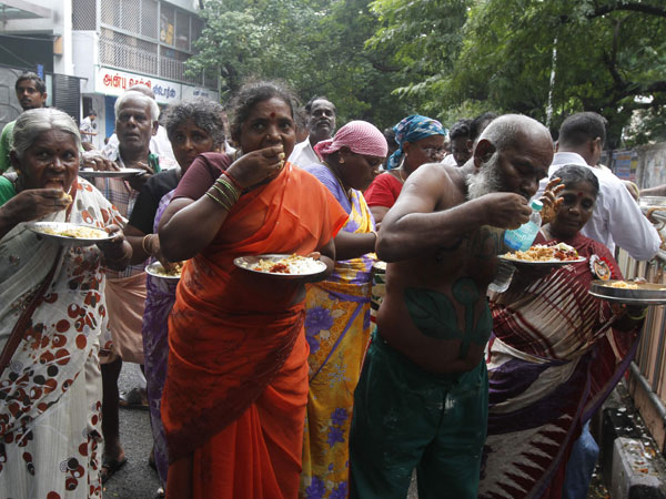 உணவு பரிமாறிய தொண்டர்கள்