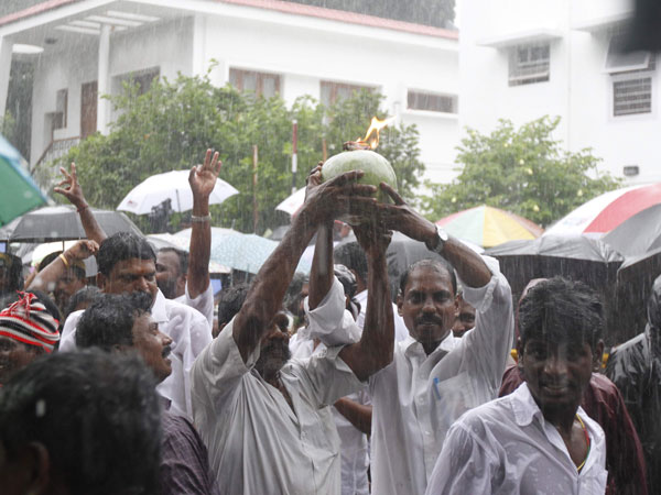 கண்ணுபட போகுதம்மா...