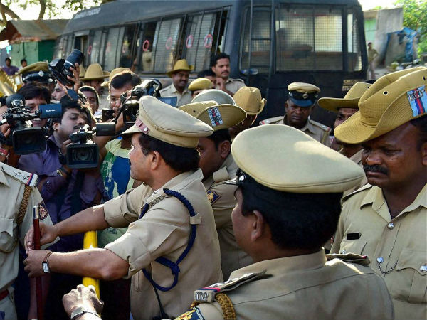 கோர்ட்டில் கூட்டம்