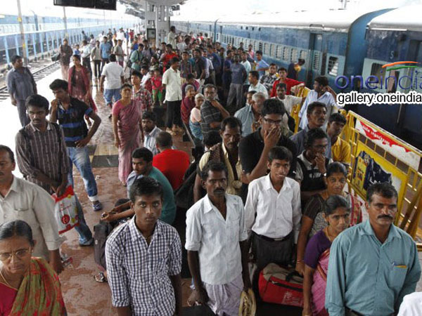 பிளாட்பாரம் முழுவதும் மக்கள் கூட்டம்