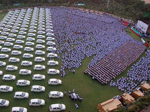 Surat company gifts 424 cars, 207 flats to workers Surat company gifts 424 cars, 207 flats to workers
