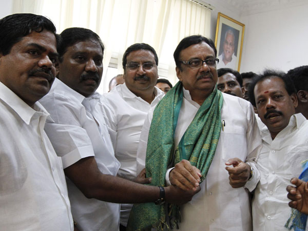 கட்டிப்பிடித்து கை குலுக்கி