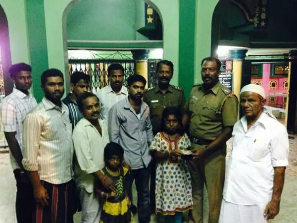 Muslim youths help an ill kid financially Muslim youths help an ill kid financially