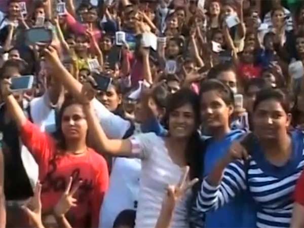 Girls Take Selfies in India's Pink City to Empower Women Girls Take Selfies in India's Pink City to Empower Women