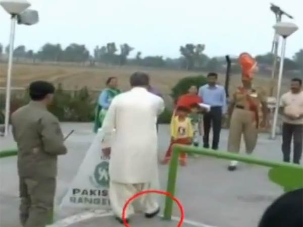 Pakistan's Shah Mehmood Qureshi accidentally steps into Indian territory Pakistan's Shah Mehmood Qureshi accidentally steps into Indian territory
