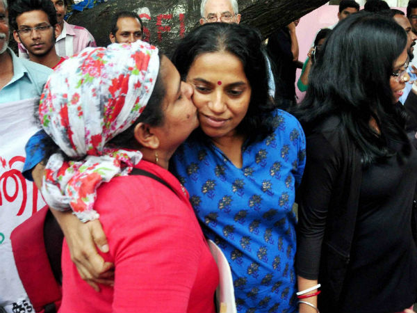 Kiss of Love' Protesters Hold Demonstration Outside RSS Office in Delhi Kiss of Love' Protesters Hold Demonstration Outside RSS Office in Delhi