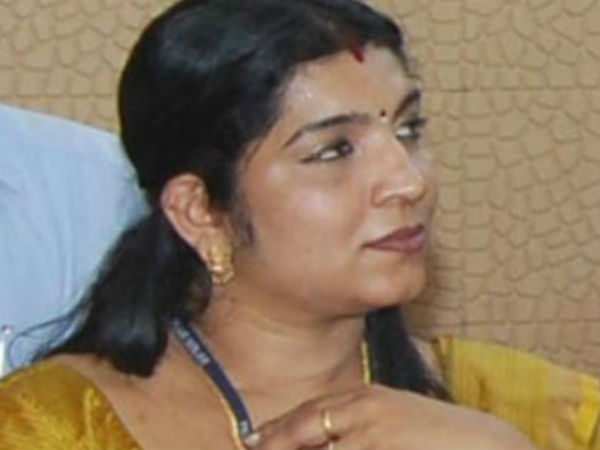 வாட்ஸ் அப்பில் ஆபாச படம்... ஏ.டி.ஜி.பி. மீது சரிதா நாயர் புகார்- விசாரணை