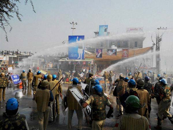 Haryana police sets deadline for Rampal supporters till 10 am Haryana police sets deadline for Rampal supporters till 10 am